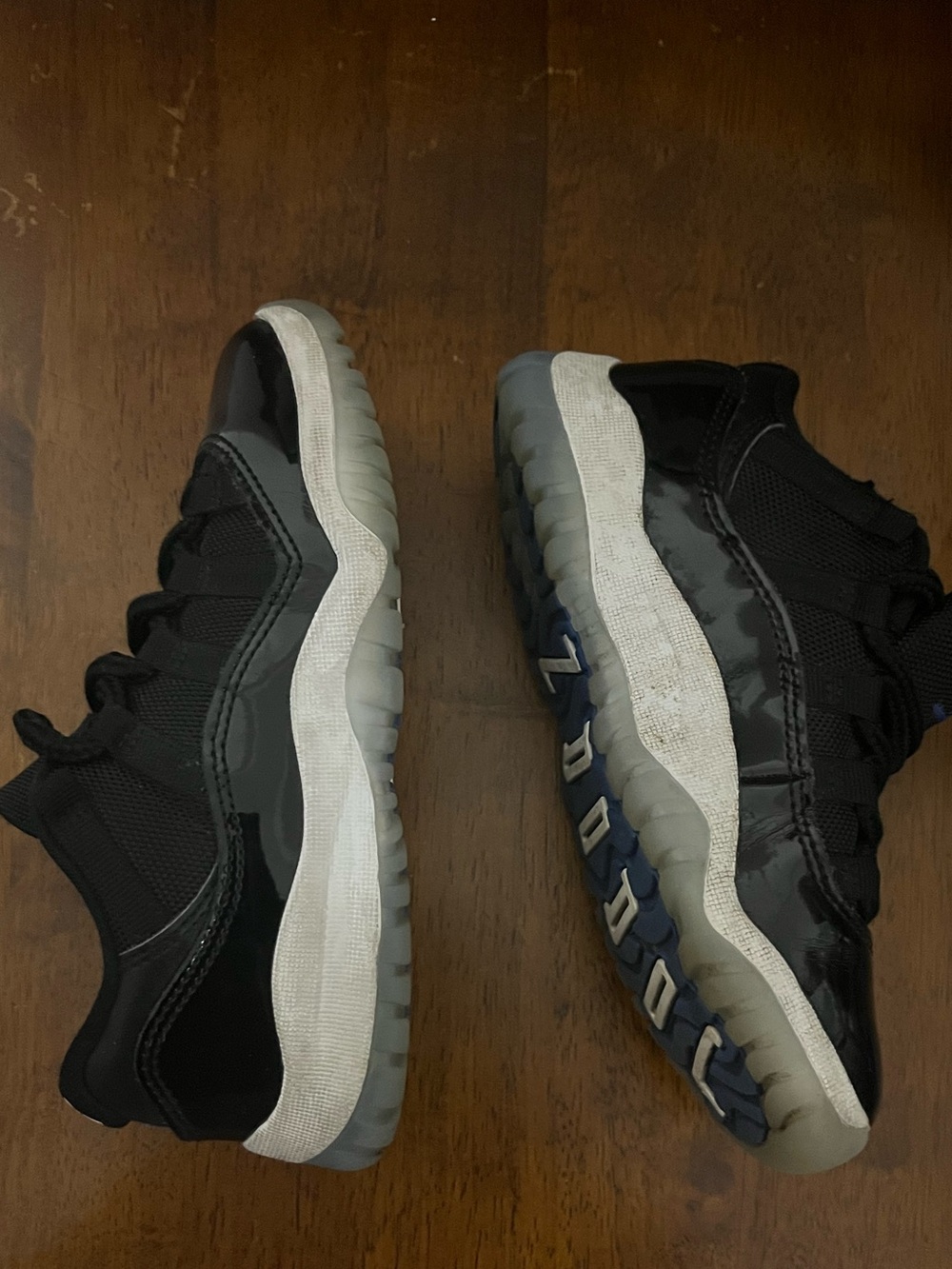 Nike Air Jordan 11 Retro Low Bred - Picture 4 of 5